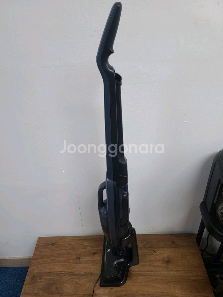 일렉트로룩스 무선청소기 WQ61-1EDB(거의A급,세척및청소완,삼성 배터리 교체>1시간24분연속작동)--1