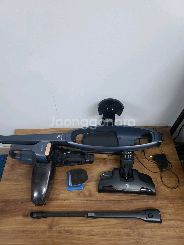 일렉트로룩스 무선청소기 WQ61-1EDB(거의A급,세척및청소완,삼성 배터리 교체>1시간24분연속작동)--2