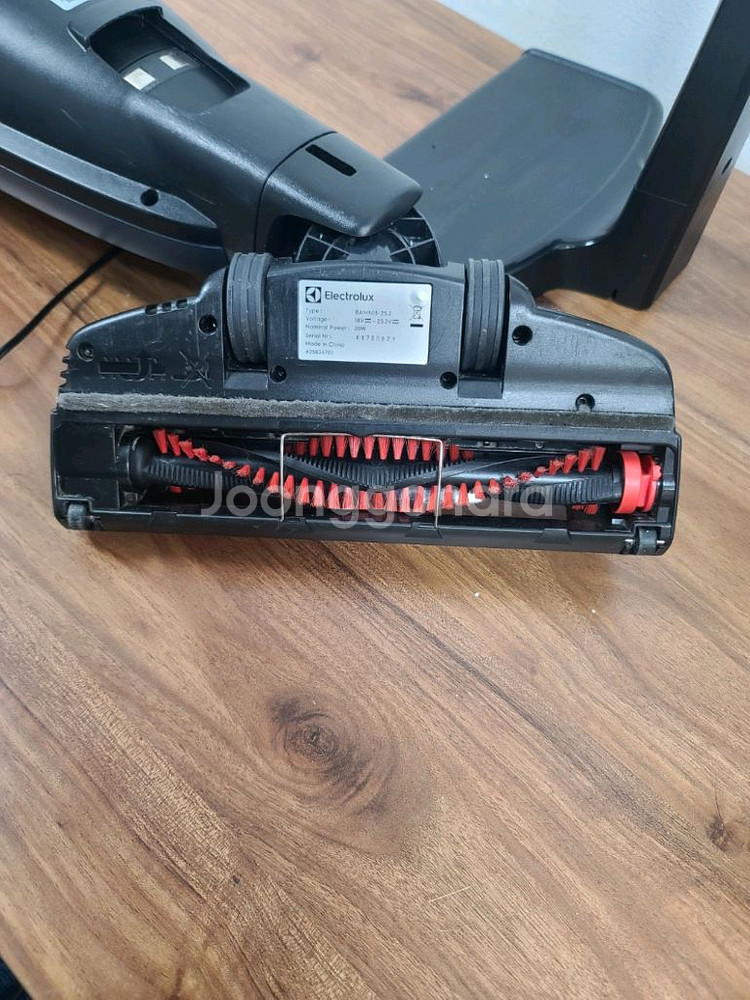 일렉트로룩스 무선청소기 WQ61-1EDB(거의A급,세척및청소완,삼성 배터리 교체>1시간24분연속작동)--4