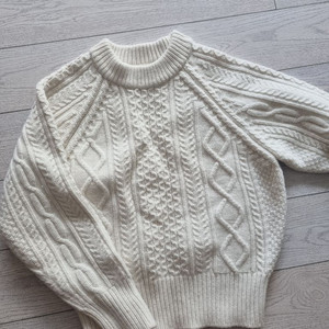 새상품) 아이보리색 케이블 니트 스웨터 팔아요