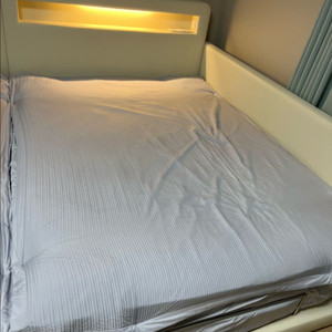 저상형 퀸사이즈 조명 침대