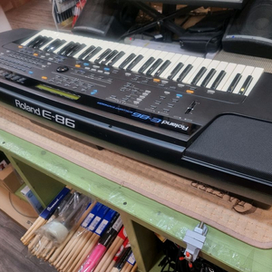 롤랜드 E-86 전자키보드 밥니다.