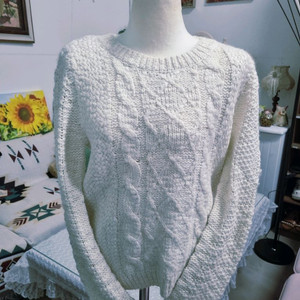 아일렛 니트 스웨터