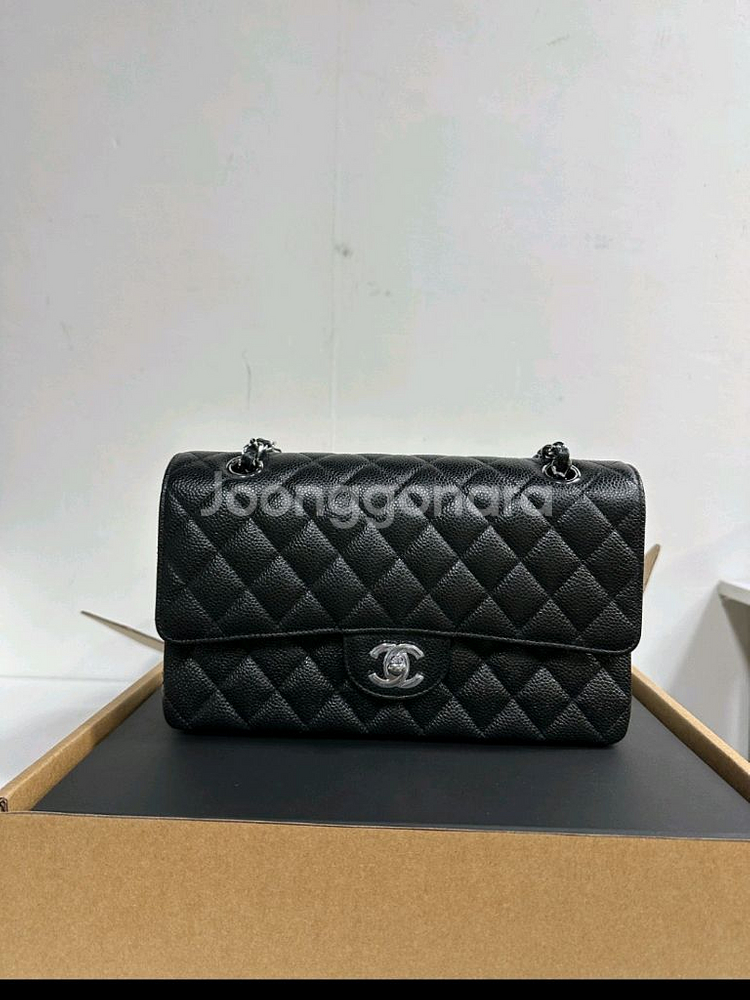 샤넬 클래식 미듐 캐비어 은장 팝니다--0