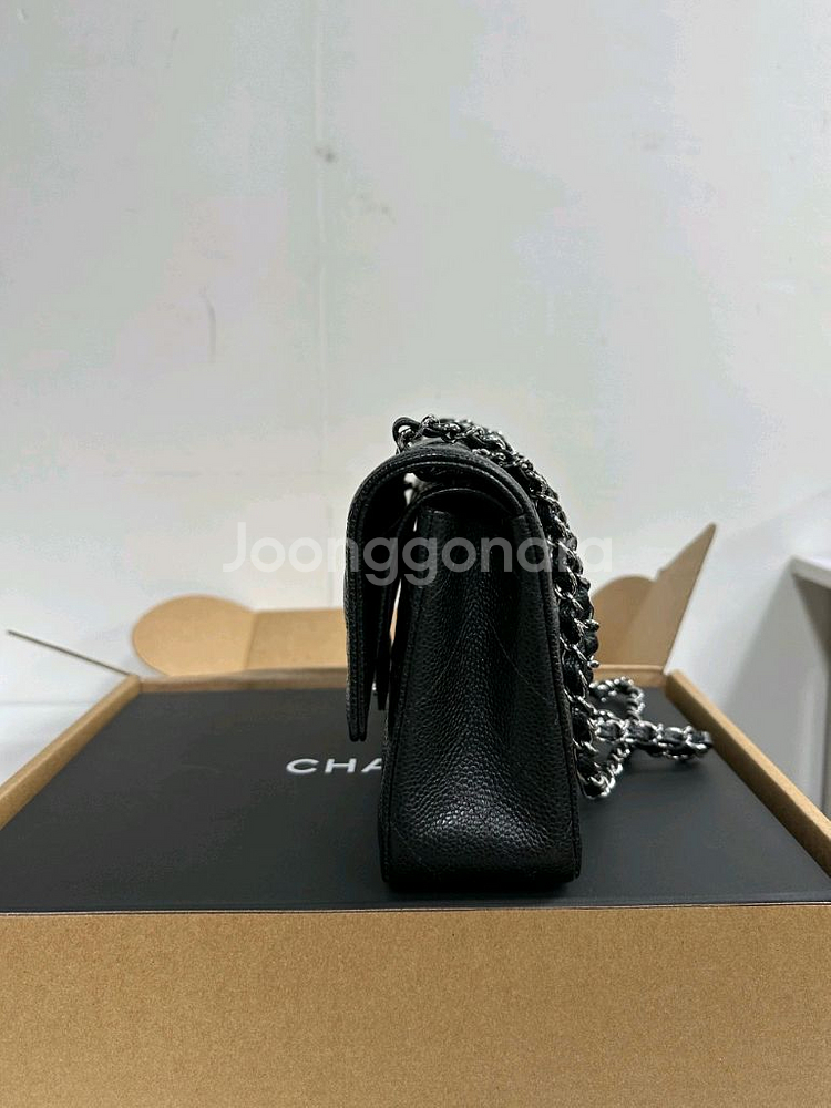 샤넬 클래식 미듐 캐비어 은장 팝니다--4