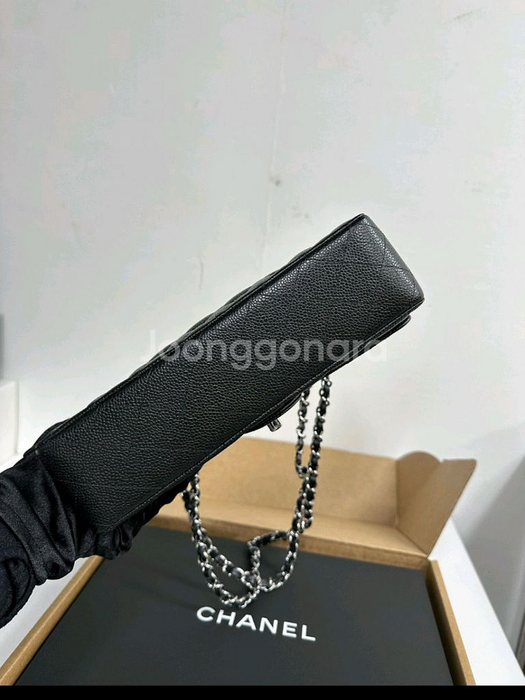 샤넬 클래식 미듐 캐비어 은장 팝니다--5