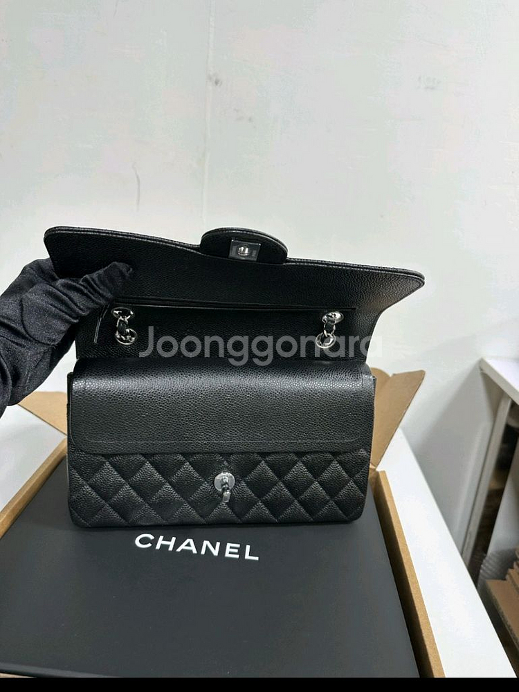샤넬 클래식 미듐 캐비어 은장 팝니다--6