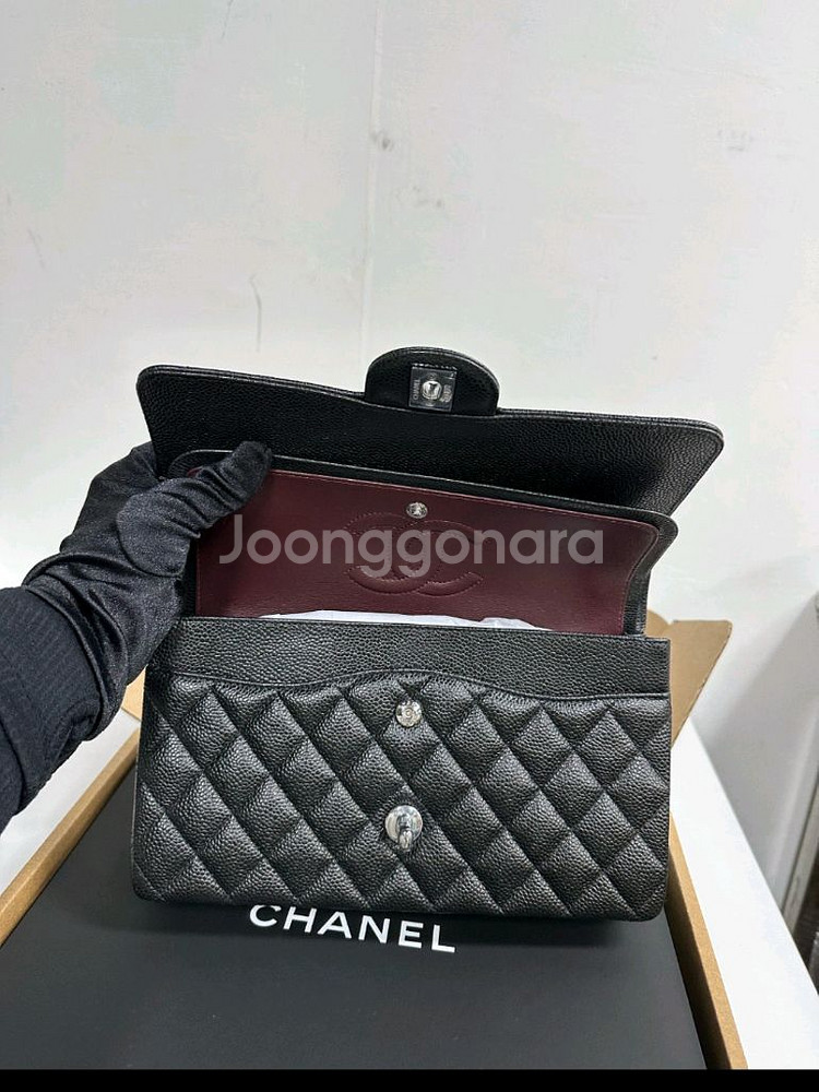 샤넬 클래식 미듐 캐비어 은장 팝니다--7