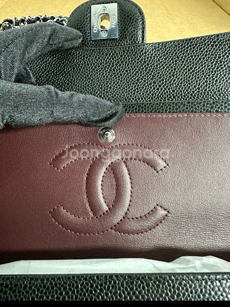 샤넬 클래식 미듐 캐비어 은장 팝니다--8