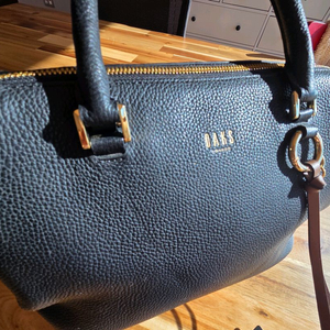 (거의 들지 않은) 닥스 블랙 가죽 토트백