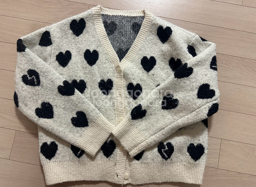 여자 하트 가디건(두께감있음)사이즈 프리 넉넉사이즈 프리이고 여유핏이라 55-66모두 가능해요몇 번 착용하지 않았어--0