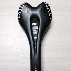 카본안장) 아스튜트 이탈리아 풀카본 안장 팝니다. (택포3.5만)