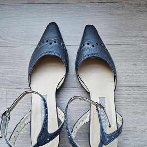 코스모폴리탄줄라이 착용 슬릭슈즈 sleek shoes