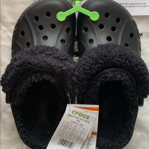 (판매완료) 털 크록스 바야 라인드 퍼즈 스트랩 클로그