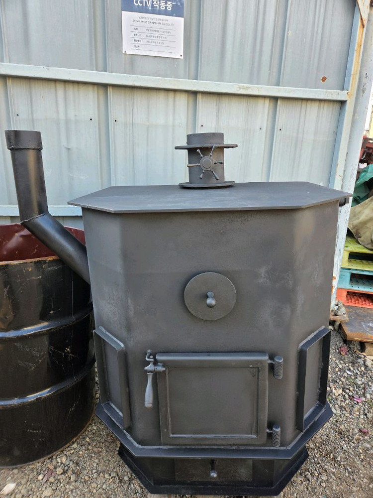 큰. 화목난로. . 공장. 현장. 이미지