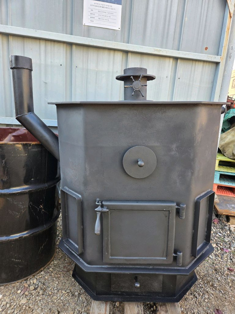 큰. 화목난로. . 공장. 현장. 이미지