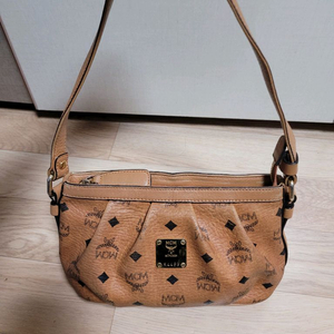 mcm미니숄더백 팝니다