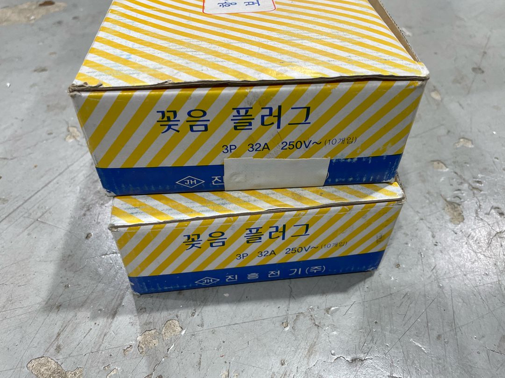 산업용 콘센트 진흥전기 노출형 콘센트 꽂음 플러그 접지 플러그 3P 32A 이미지