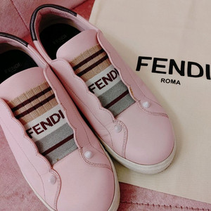 정품- 펜디 스니커즈