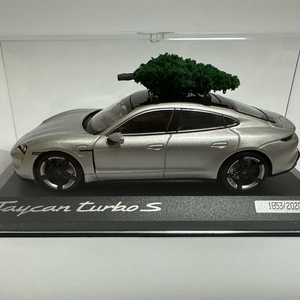 1:43 미니챔프 포르쉐 타이칸 터보 s 크리스마스 에디션 판매합니다
