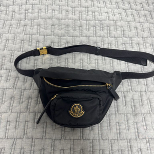 몽클레어 금장 로고 벨트백 힙색 가방