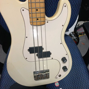 프레지션 베이스 기타