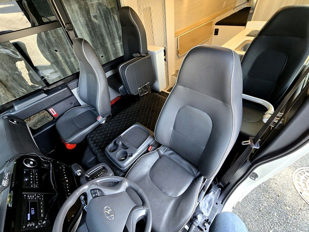 22년 뉴카운티초장축6인승캠핑카 오토(7천km) 이미지