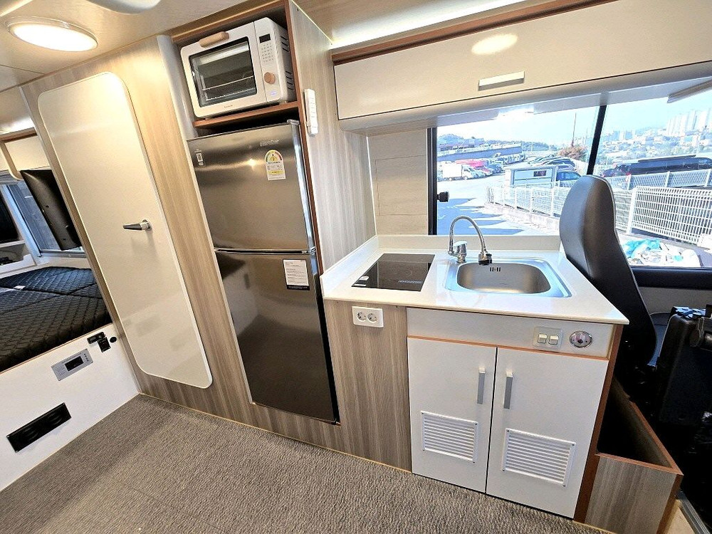 22년 뉴카운티초장축6인승캠핑카 오토(7천km) 이미지