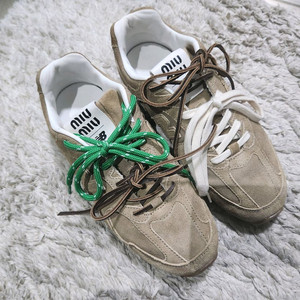 미우미우 뉴발란스 콜라보 스니커즈 이미지