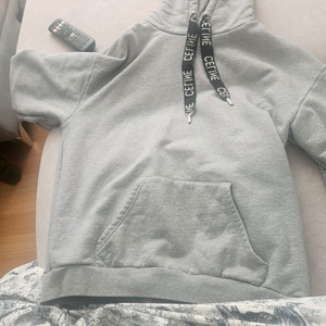 셀린느 후디티 이미지