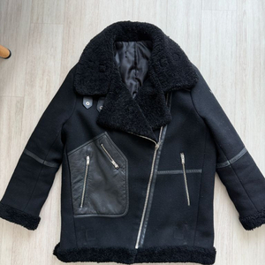 여성용 한섬 SJ 블랙 무스탕 자켓 모직 코트 55 프리사이즈검정색 무스탕 자켓입니다. 가죽 디테일이 포인트로 들어