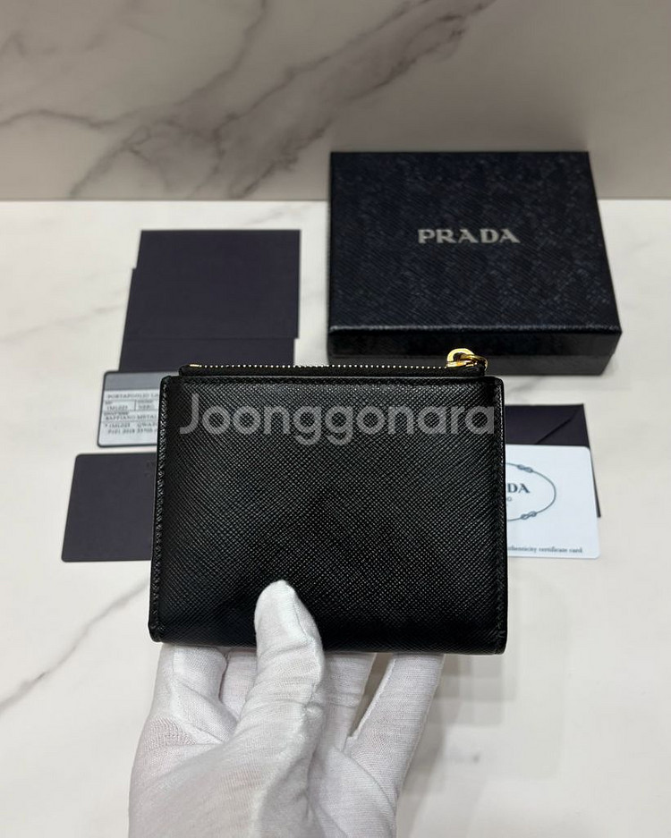 [정품] 프라다 사피아노 반지갑 블랙--1