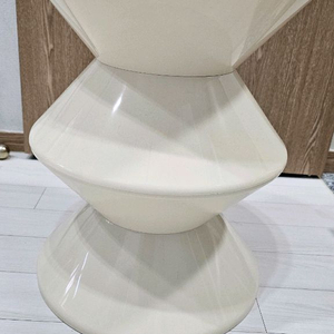 아이보리색 모래시계 모양의 3단 스툴입니다