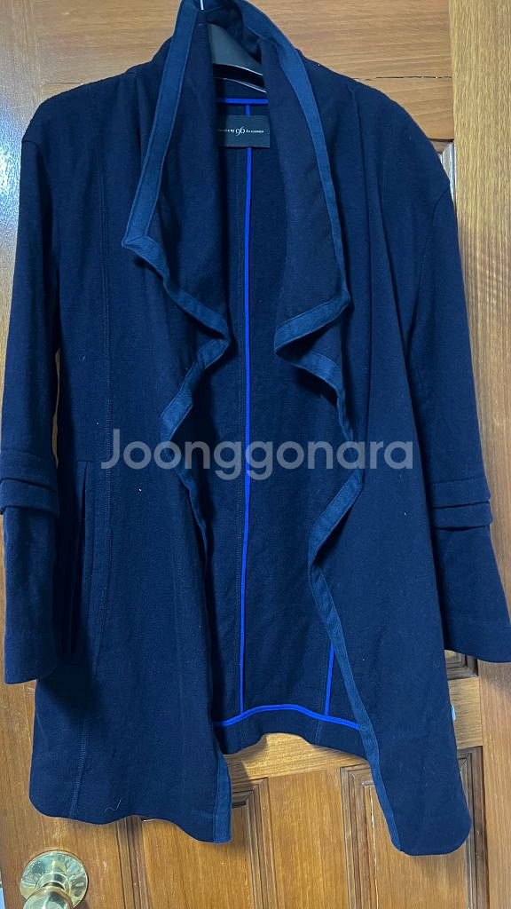 나인식스 뉴욕 남색 홑겹 양모 코트 55 프리사이즈세탁 되어있고 깨끗합니다. 입으면 의외로 세련되게 핏되는 코트입--0