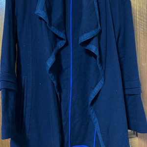 나인식스 뉴욕 남색 홑겹 양모 코트 55 프리사이즈세탁 되어있고 깨끗합니다. 입으면 의외로 세련되게 핏되는 코트입