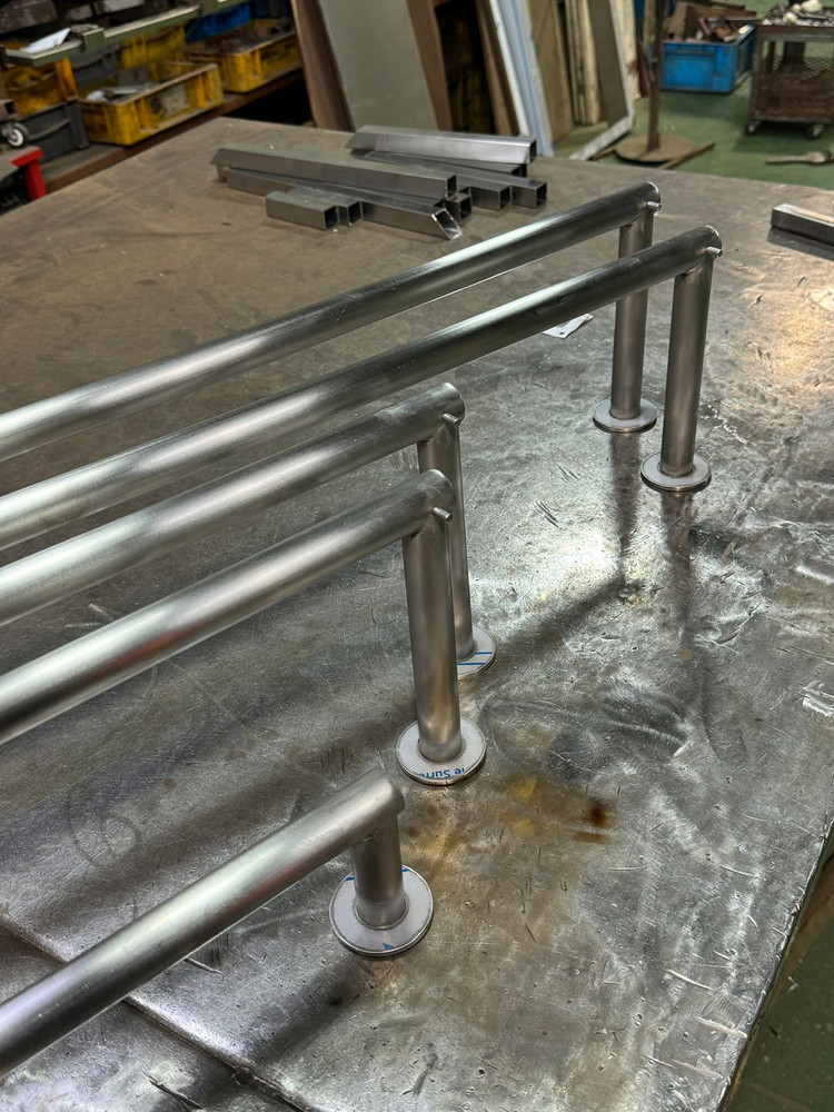 스테인리스 옷가게 매장용 벽행거--2