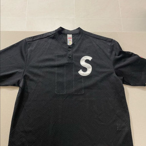 [S사이즈 새상품]슈프림 S로고 베이스볼 헨리넥 반팔티 팝니다 이미지