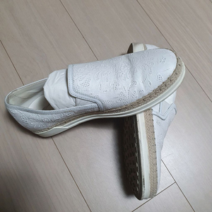 Tods 흰색 플라워 여성 에스파듀 토즈 슬립온 백화점구매