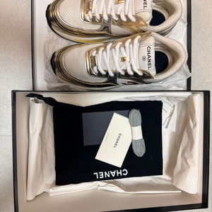 샤식스. 샤넬 스니커즈 37.5 white gold silver