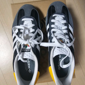 아디다스 가젤 인도어 IF9642 235사이즈