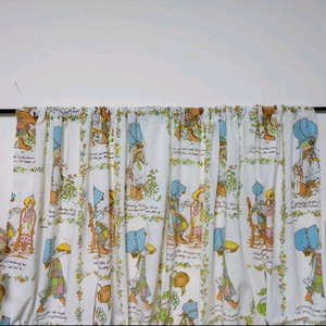 Morgan Jones의 Holly Hobbie 디자인 빈티지 트윈 플랫 커튼