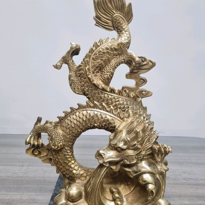 하늘로. 올라가는 용 한점 판매합니다. 재질은. 동