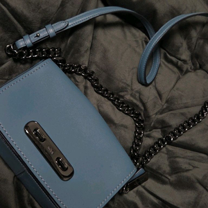 코치 체인 크로스백 블루