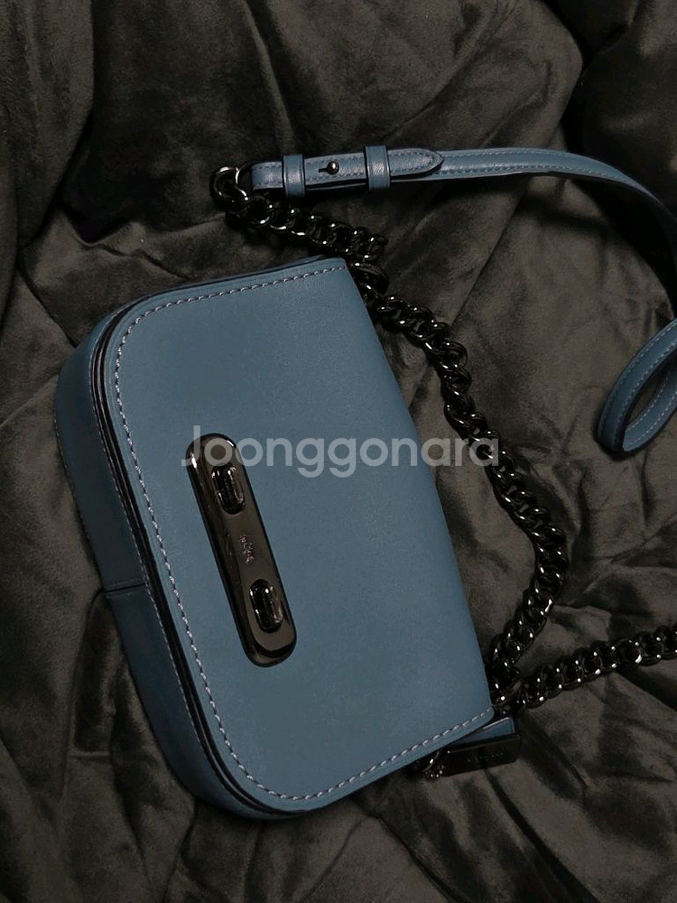 코치 체인 크로스백 블루--1