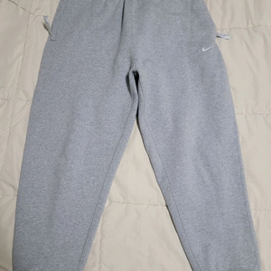 나이키 솔로 스우시 플리스 팬츠 다크 그레이 M 사이즈 판매합니다