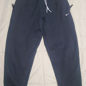 나이키 솔로 스우시 플리스 팬츠 블랙 M 사이즈 판매합니다