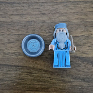 레고 해리포터 덤블도어 미니피규어입니다.조립하고 상자에 보관만 했던거라 상태 최상입니다. 별도의 부품없이 사진상의