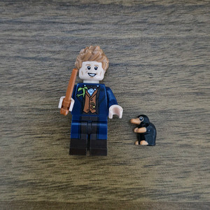 레고 해리포터 시리즈(신비한 동물사전)의 뉴트 스캐맨더 미니피규어