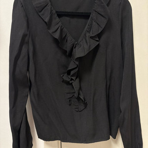 블랙 브이넥 프릴 블라우스
