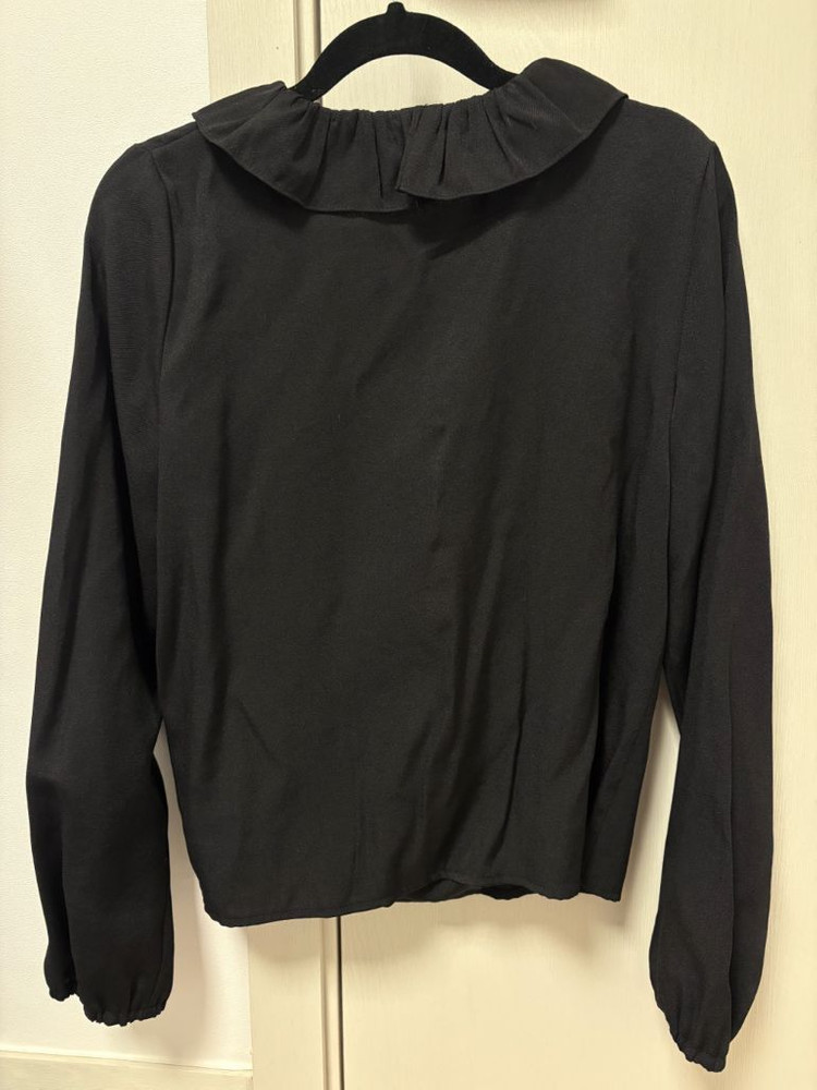 블랙 브이넥 프릴 블라우스--1